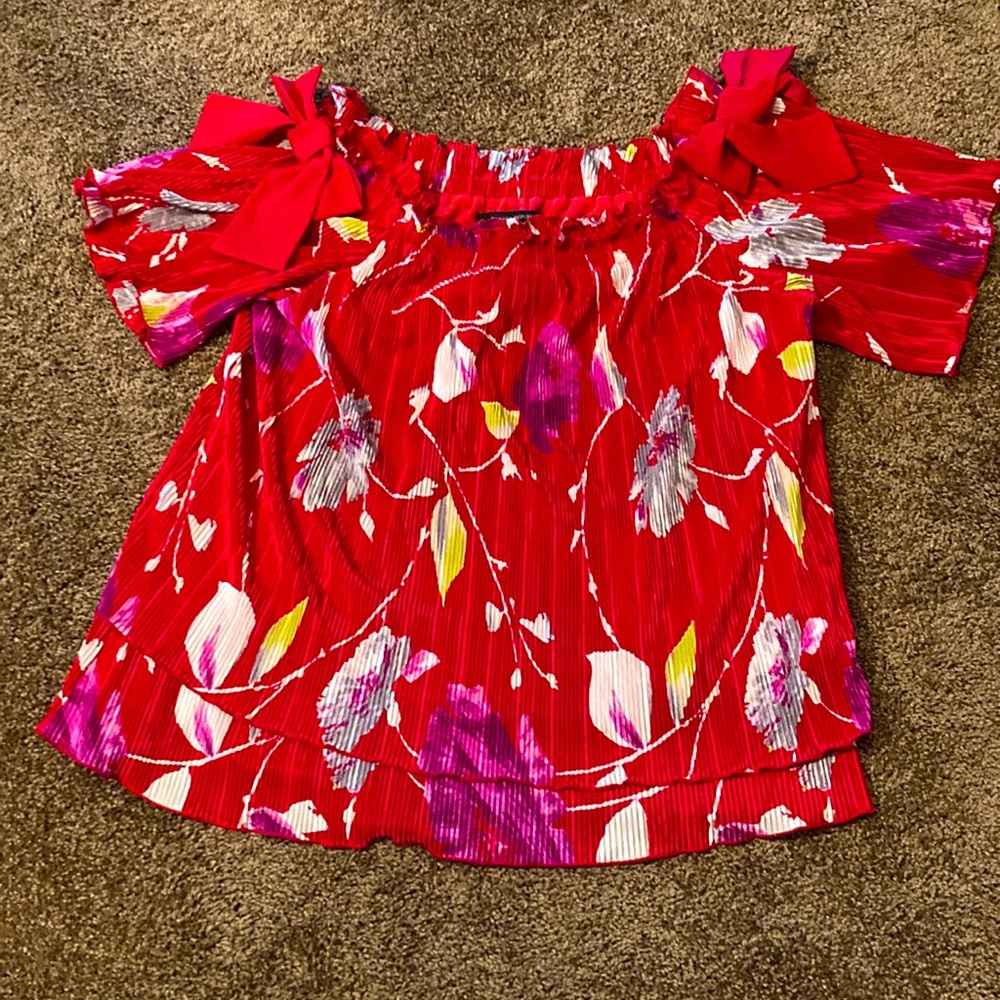BANANA REPUBLIC FUN SUMMER SHIRT. The sleeves are flowy with bows at top